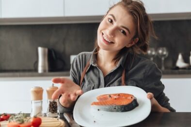 Νεαρό κορίτσι με μπριζόλα πέστροφας